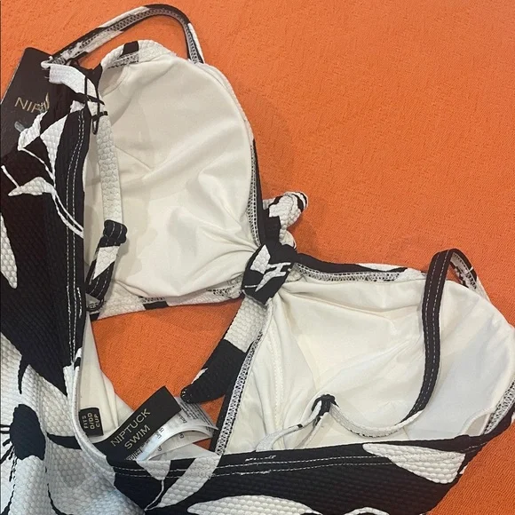 Black & White One Piece w Cut Out - Picture 5 of 10